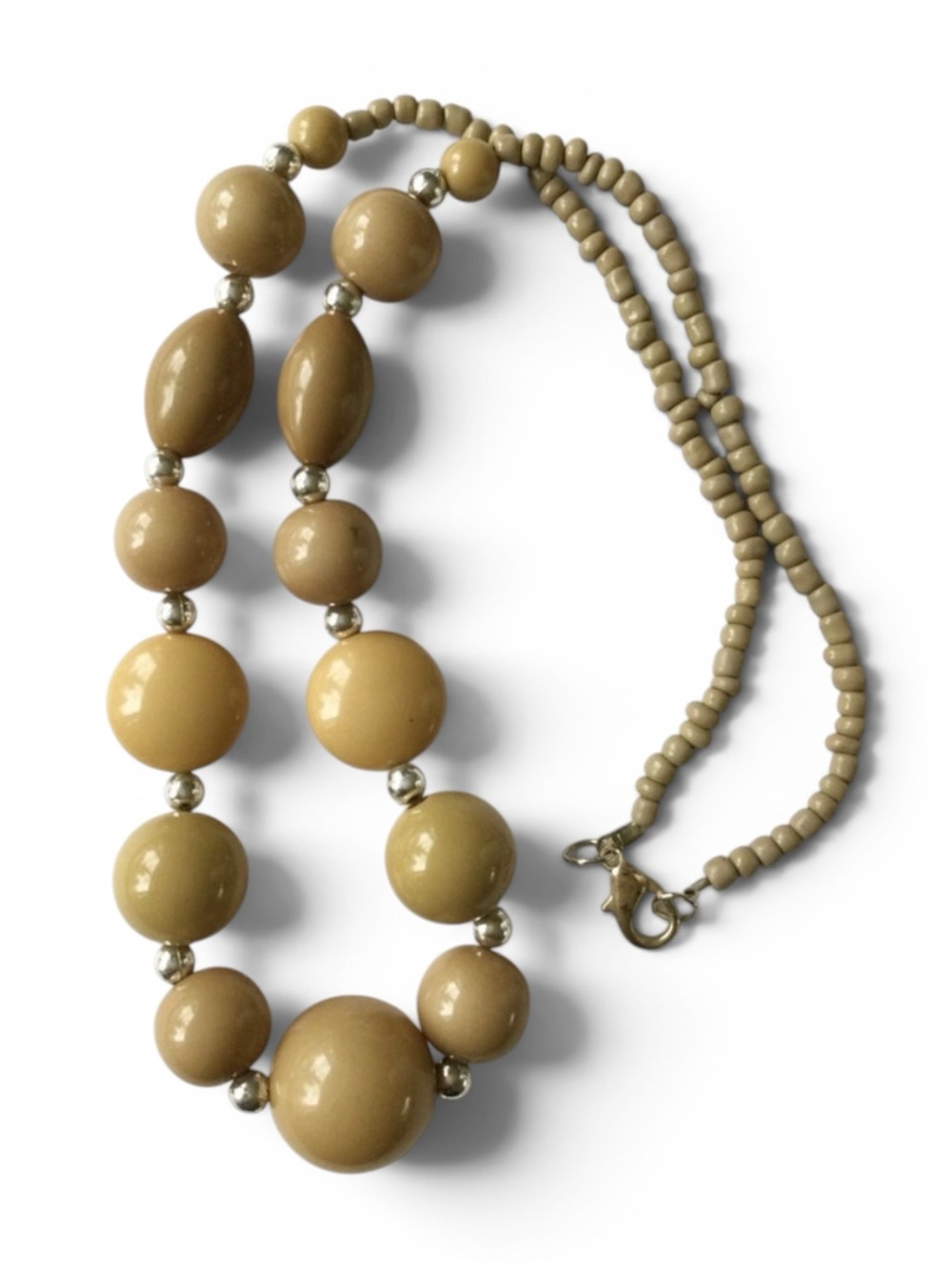 Vintage 1970s Graduated Beige/Tan Lucite Beaded Necklace w/ Silver Spacers - Picture 8 of 12